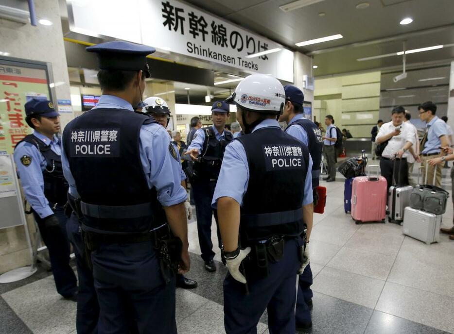 東海道新幹線の小田原駅を警戒する警察官＝6月30日（ロイター/アフロ）