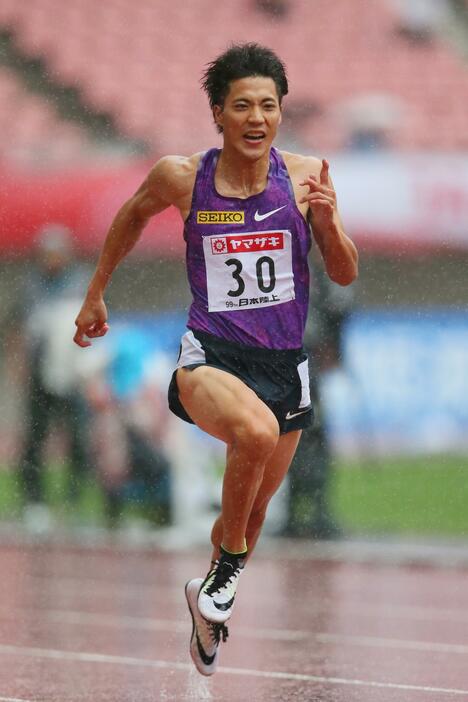 日本選手権での山縣亮太（セイコーホールディングス）の走り＝2015年6月27日（写真：YUTAKA/アフロスポーツ）