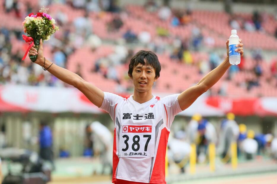 日本選手権で初めての優勝を飾った高瀬慧（富士通）＝2015年6月28日（写真：YUTAKA/アフロスポーツ）