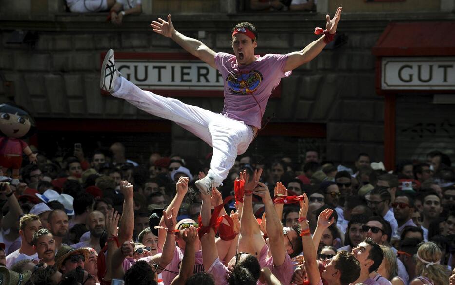 胴上げされる男性＝2015年月7月6日（写真：ロイター/アフロ）