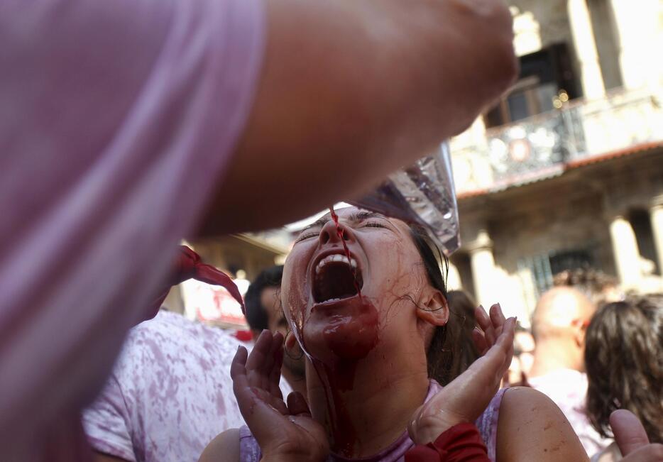 浴びるようにワインを飲む女性＝2015年月7月6日（写真：ロイター/アフロ）