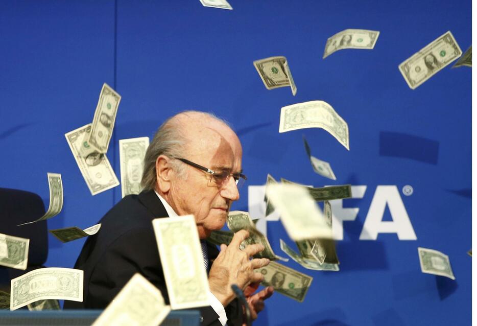 FIFA会長が偽札を投げつけられる＝2015年7月20日（写真：ロイター/アフロ）
