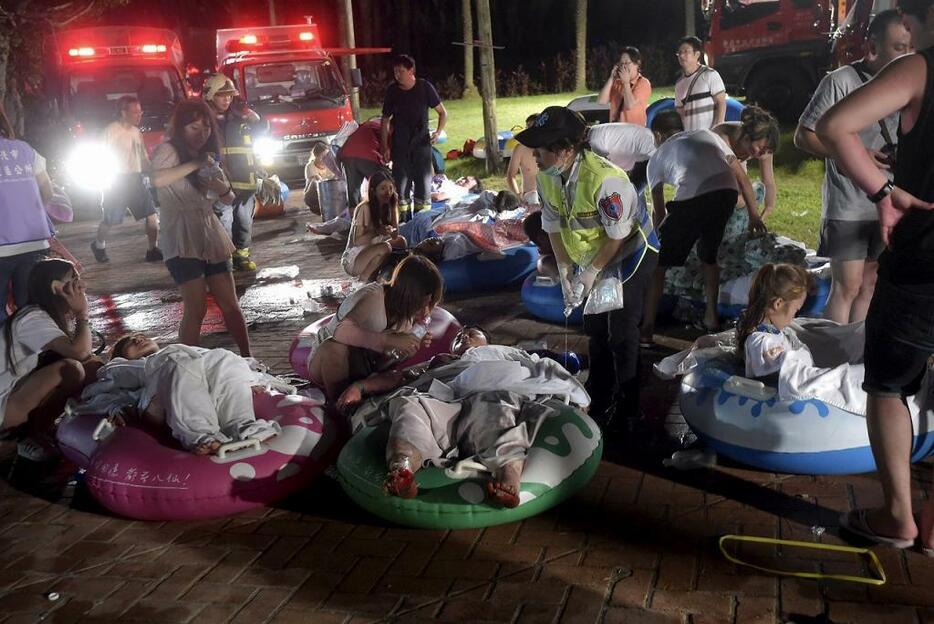 [写真]台湾の娯楽施設で6月27日夜に起きたイベント火災。500人以上が負傷した