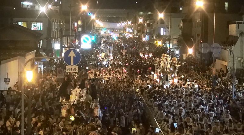 [写真]大阪市内最大規模の平野郷夏まつり。幹線道路である南港通は人とだんじりで埋め尽くされ、9町合同曳行が行われた