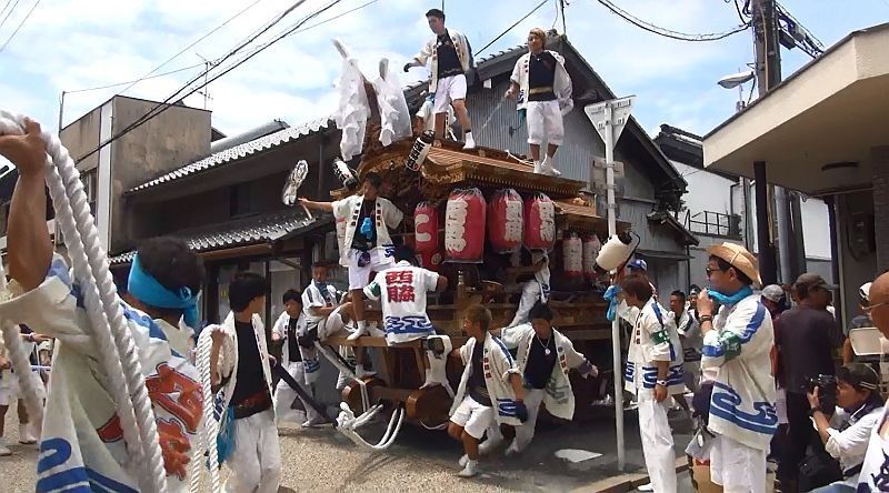 [写真]古い建物も多い平野の街の中で行われるだんじり曳行