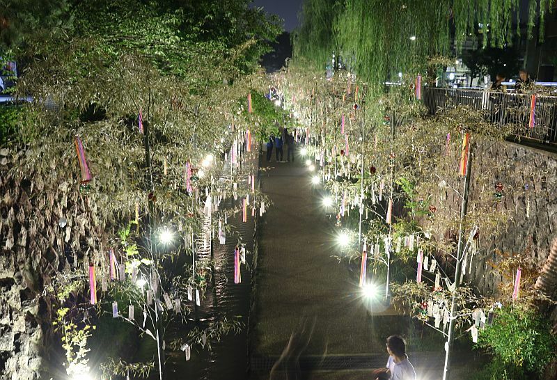 [写真]遊歩道沿いに笹飾りも照らされ幻想的な風景＝30日夜、京都市上京区で