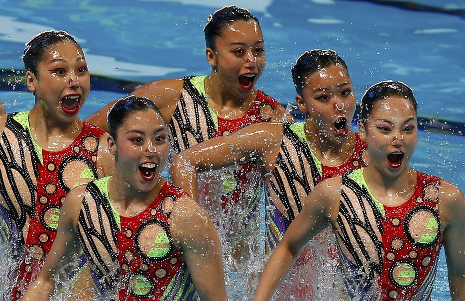 決勝。日本調の曲「弥栄日本」に合わせ演技する日本チーム＝2015年7月27日（写真：ロイター/アフロ）