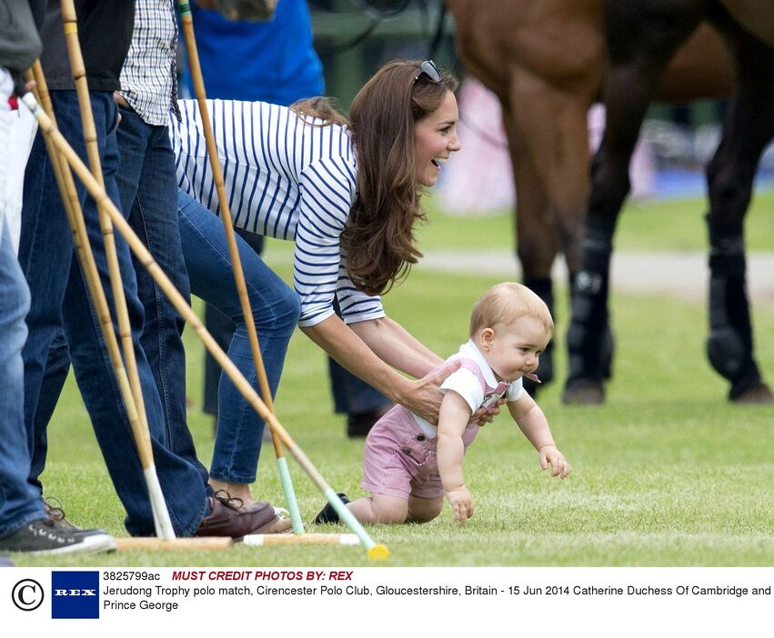 2014年、キャサリン妃に見守られながらポロの応援をする王子＝2014年6月15日（写真：Rex Features/アフロ）