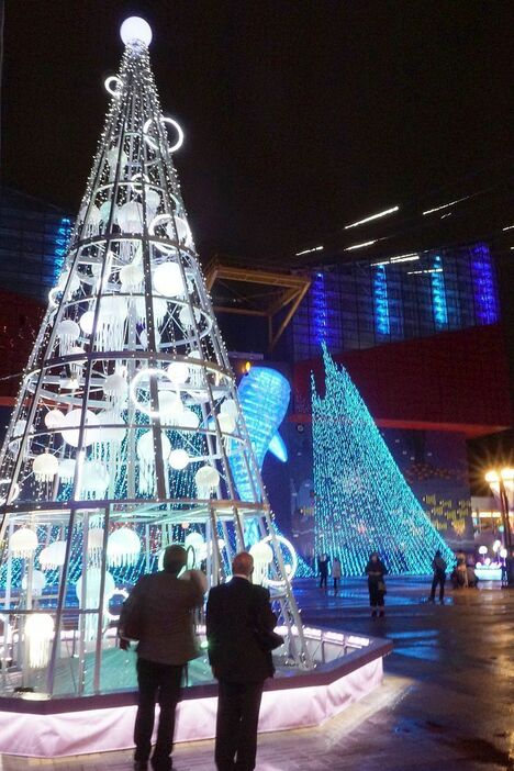 ［写真］「海月銀河」をモチーフにした高さ10メートルのクリスマスツリー＝9日午後5時40分ごろ、大阪市港区で