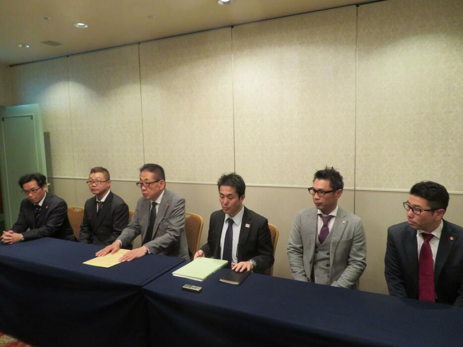 日本プロボクシング協会はプロアマ雪解けに向けての協議開始を発表した。左端がプロアマ交流の対策委員会の柳光和博委員長