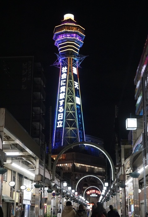 鮮やかな色が夜空に映える＝19日午後6時50分ごろ、大阪市浪速区で