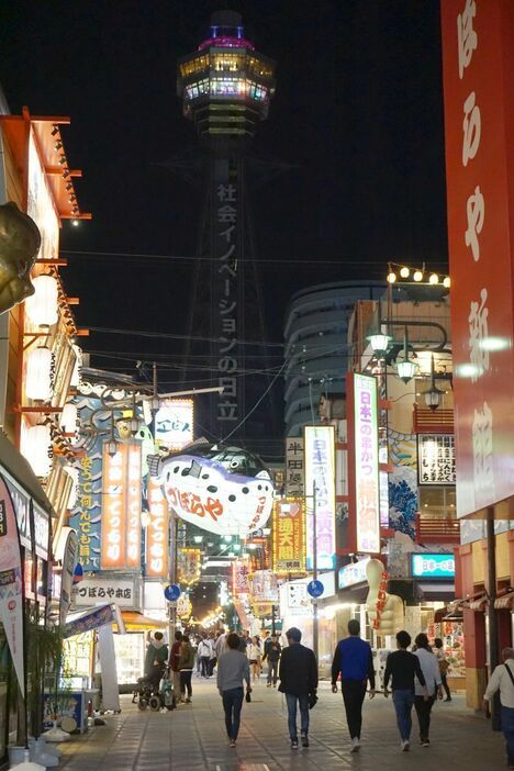 ［写真］消灯していた時の通天閣＝10月20日夜、大阪市浪速区で（撮影：柳曽文隆）