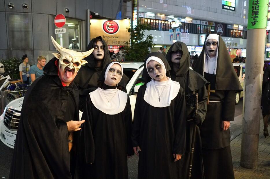 仮装してハロウィーンを楽しむ渋谷の若者たち（写真：Michael Steinebach/アフロ）
