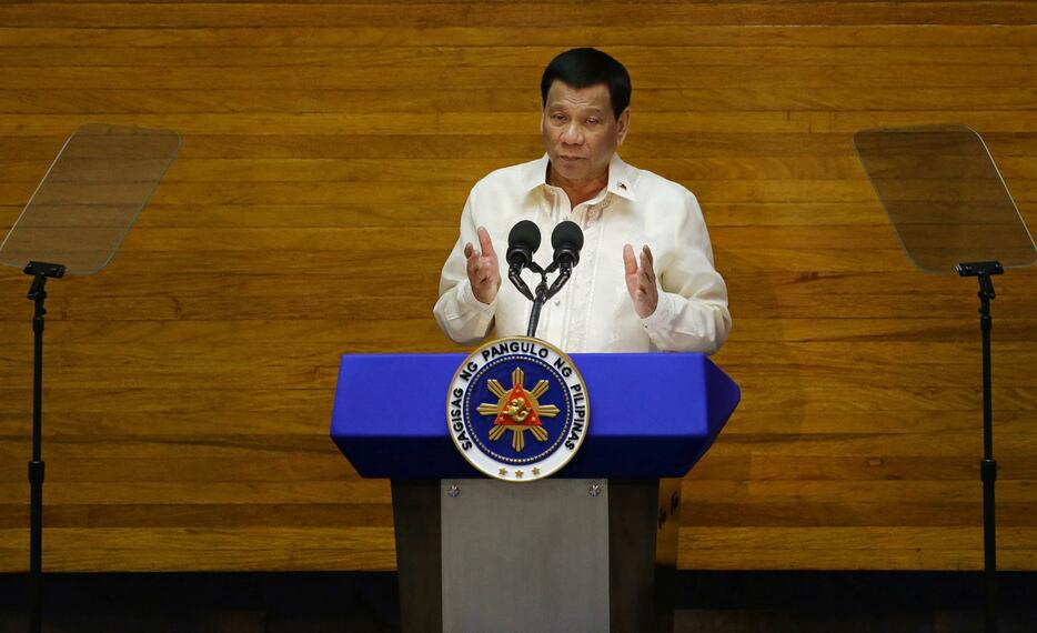施政方針演説を行うフィリピンのロドリゴ・ドゥテルテ大統領。「フィリピンのトランプ」と呼ばれることもある（写真：ロイター/アフロ）