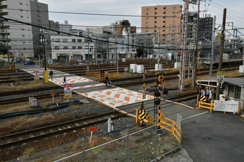 ［写真］JR東海道本線と貨物線の、合わせて8本の線路を道路が横切る「南宮原踏切」