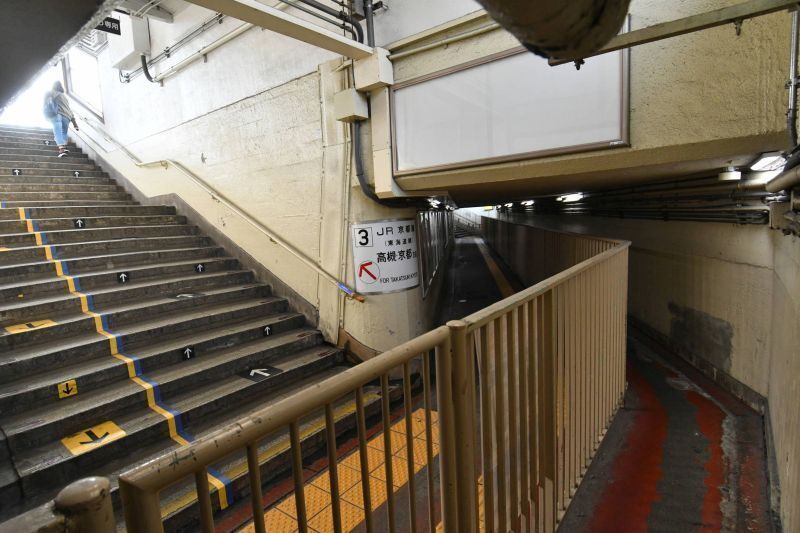 ［写真］東淀川駅の改札口とホームをつなぐ地下通路。なにか時代を感じさせる