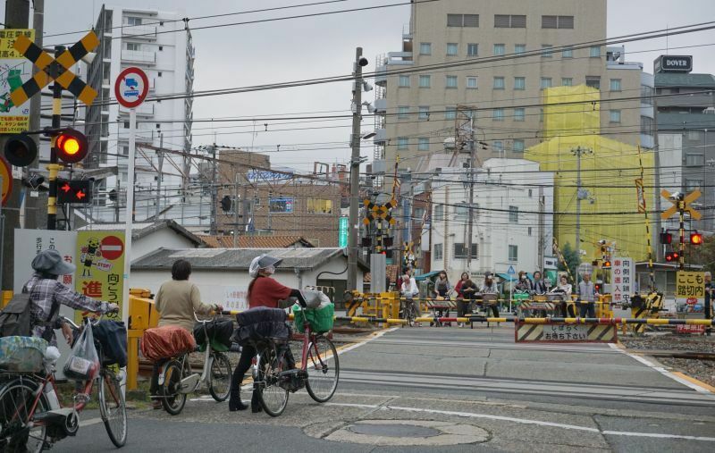 ［写真］東淀川駅北側にある北宮原第1踏切と同第2踏切。実質的に一体の踏切だが、東海道本線の間にあるわずかなスペースを活用して歩行者や自転車が退避できるようにしている