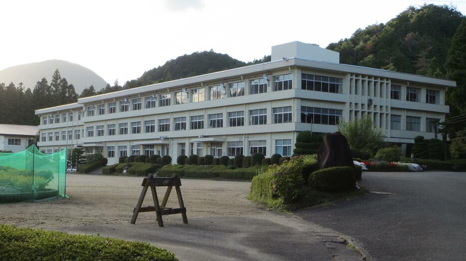 山間部にある町内唯一の中学校「東栄中学校」。校舎内で1教室で町営塾が開かれている（撮影：斉藤理）