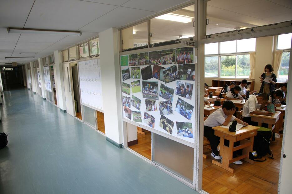 町営塾が開かれている東栄中学校の1年生教室（撮影：斉藤理）