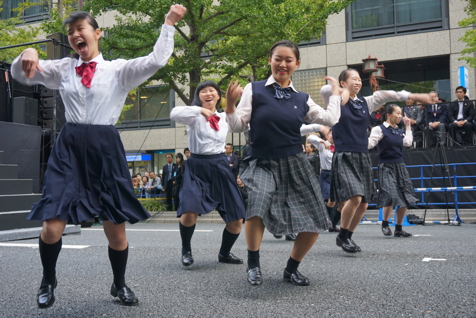 ［写真］今宮、久米田両校のダンス部が競演＝4日午後、大阪市中央区で(撮影:柳曽文隆)