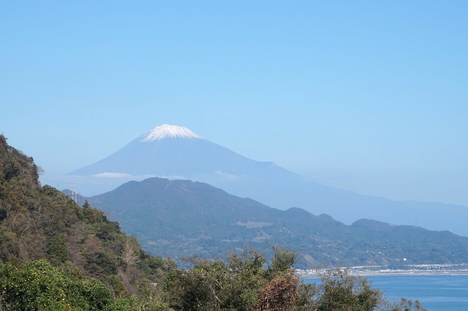 9月に初冠雪し、すでに冬の装いの富士山=静岡市清水区