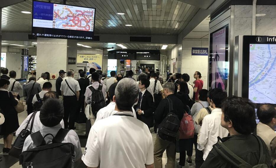 大阪北部地震が発生した今年6月18日夜。JR大阪駅の改札前には多くの利用客が情報を求め集まっていた（撮影：柳曽文隆）