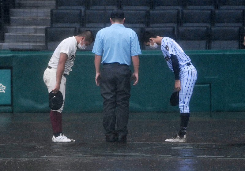 2021年夏の甲子園1回戦の東海大菅生vs大阪桐蔭。降雨コールドゲームとなり、あいさつする両主将＝阪神甲子園球場で2021年8月17日、西夏生撮影