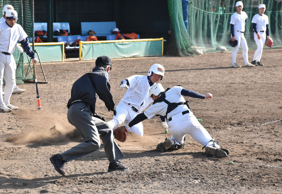 １点の重みを重視し、バックホームの練習に力を入れている＝千葉県木更津市矢那で２０２２年１月２９日、長沼辰哉撮影