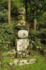 三重県松阪市の舟戸五輪塔。暗殺の際に入鹿の首がここまで飛んだとの伝説がある（筆者撮影）