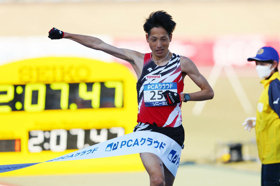 強風の別府大分マラソンを制したのは初マラソンの西山雄介。2時間7分47秒の大会レコードでパリ五輪選考レースのMGC出場権をゲットした（写真：森田直樹/アフロスポーツ）