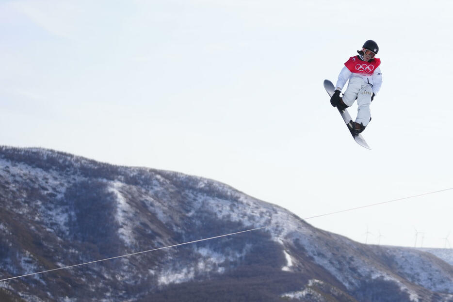 圧巻のパフォーマンスで、日本スノーボード史上初の金メダルを獲得した平野歩夢選手（写真：USA TODAY Sports/ロイター/アフロ）