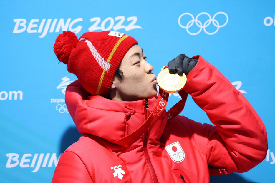 スキージャンプ男子個人ノーマルヒルで金メダルを獲得した小林陵侑選手（写真：YUTAKA/アフロスポーツ）