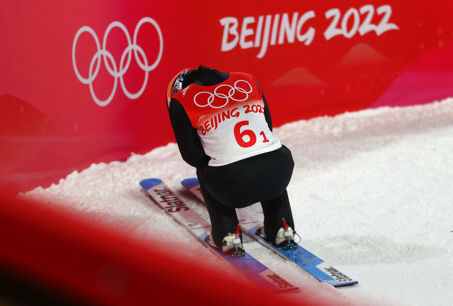 高梨沙羅選手はその場で泣き崩れた（写真：ロイター/アフロ）