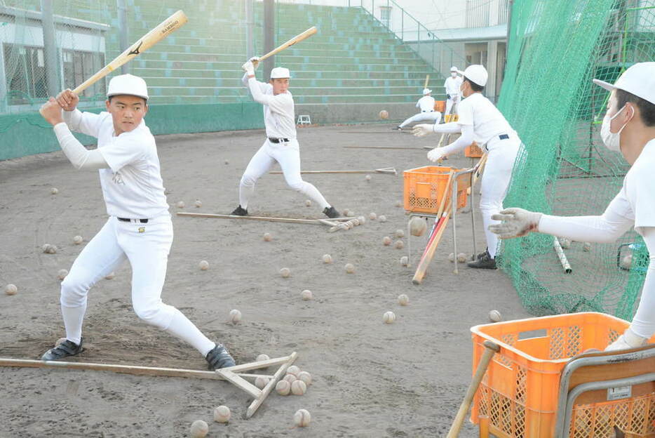 打撃練習に取り組む広島商の選手たち＝広島市中区で、池田一生撮影