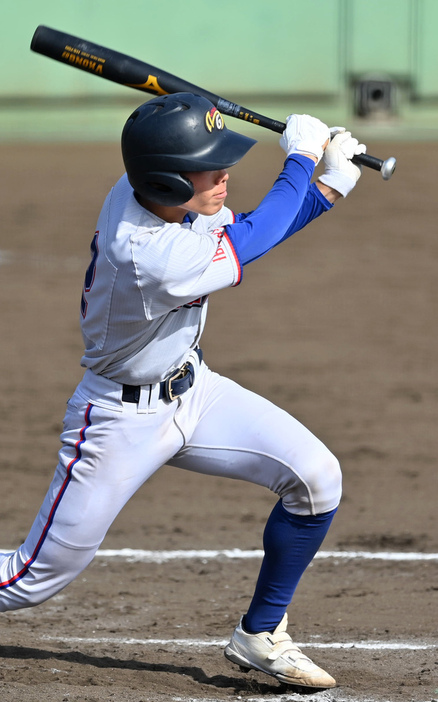 秋季関東大会決勝の山梨学院戦、七回に２点三塁打を放つ伊藤和也。この場面も２ストライクまで追い込まれ、バットを短く持ち替えていた＝茨城・Ｊ：ＣＯＭスタジアム土浦で２０２１年１１月、西夏生撮影