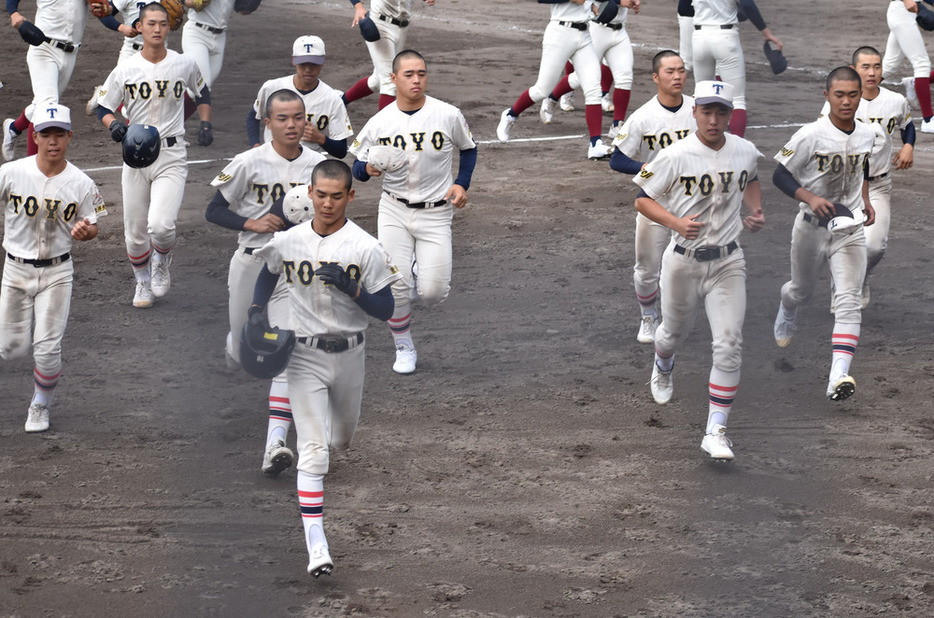 秋季近畿大会で大阪桐蔭に敗退し、ベンチに戻る東洋大姫路の選手たち＝大津市の皇子山球場で２０２１年１０月２４日、後藤奈緒撮影