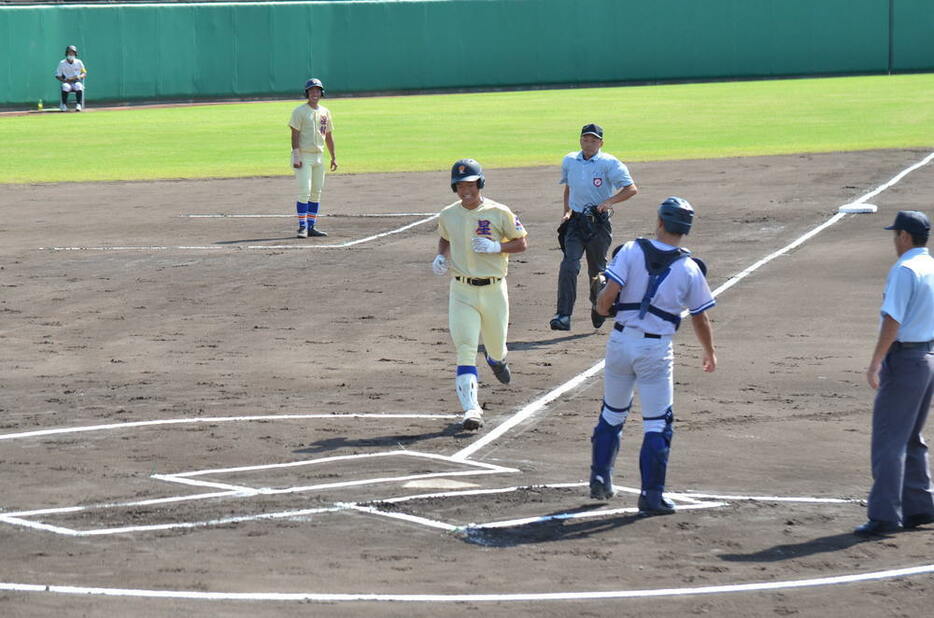 石川県大会決勝で先頭打者本塁打を放ち、笑顔で本塁を踏む永井士航選手＝２０２１年９月、深尾昭寛撮影