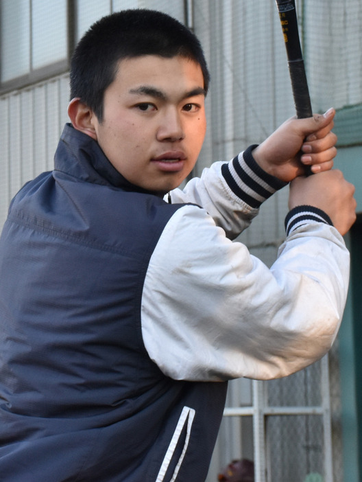 田口駿介内野手（２年）＝甲府市の山梨学院高砂田球場で２０２２年２月２４日、田中綾乃撮影