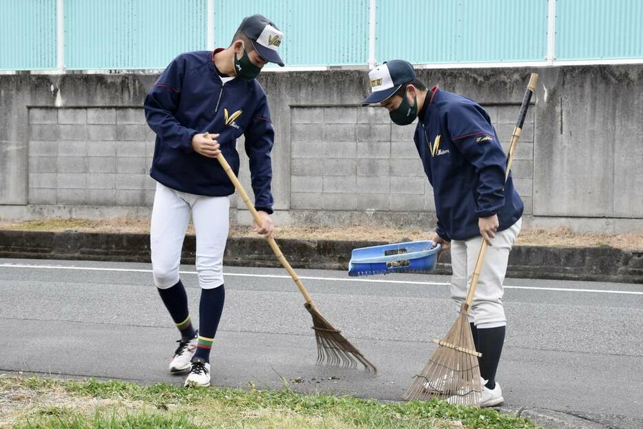 朝の清掃活動に励む選手たち