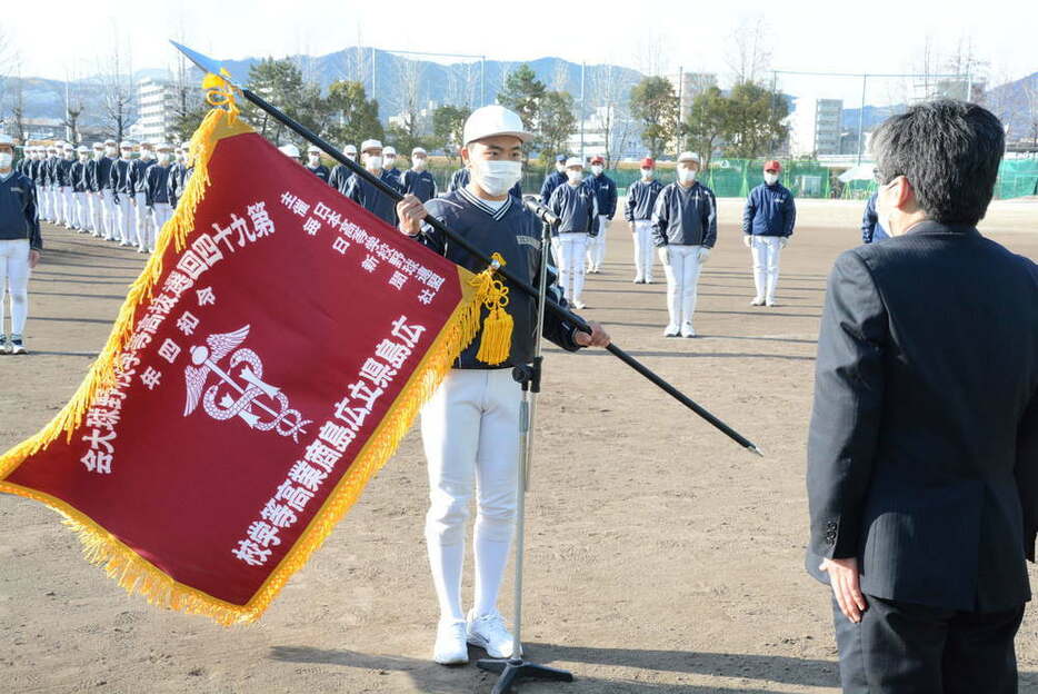 選抜旗を受け取り大会への決意を述べる広島商の植松幹太主将＝中区の同校で２０２２年２月２２日午後３時５２分、池田一生撮影