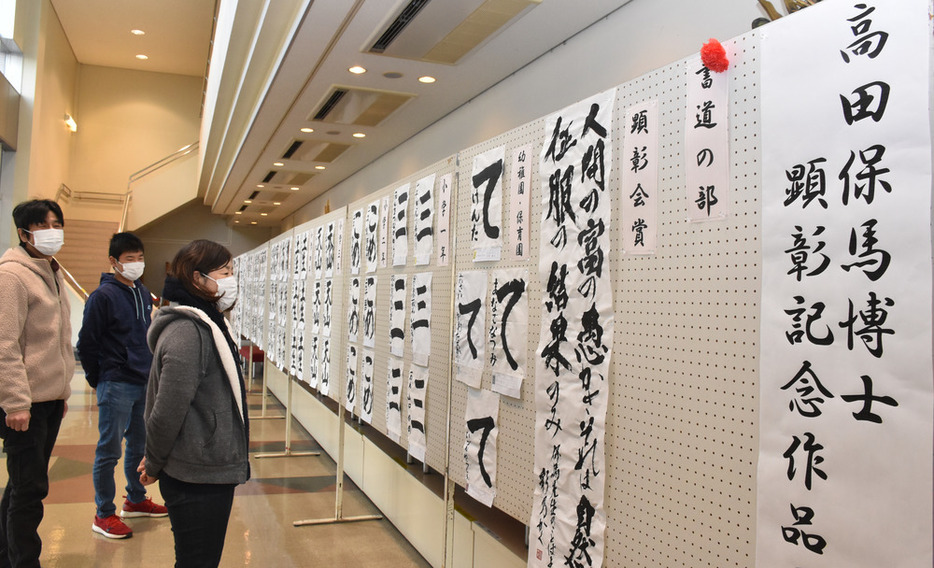 高田保馬博士顕彰記念作品を見る人たち