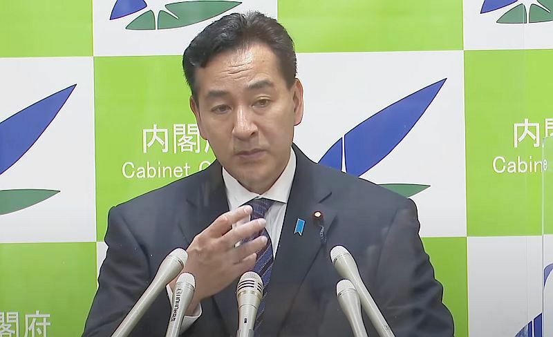 会見する山際担当相