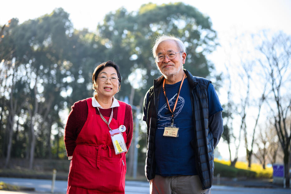 山田さん（右）と田島さんが「レジェンド」と尊敬する科博スタッフの渡邊芳美さん（70）