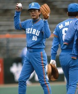 廣岡氏[写真]の指導を受けて若き日の石毛氏、辻監督はプロ野球選手として成長していった