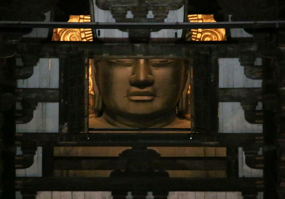 ［写真］奈良県の東大寺の大仏殿「観相窓」開扉された＝11日午後7時半ごろ、奈良県奈良市で