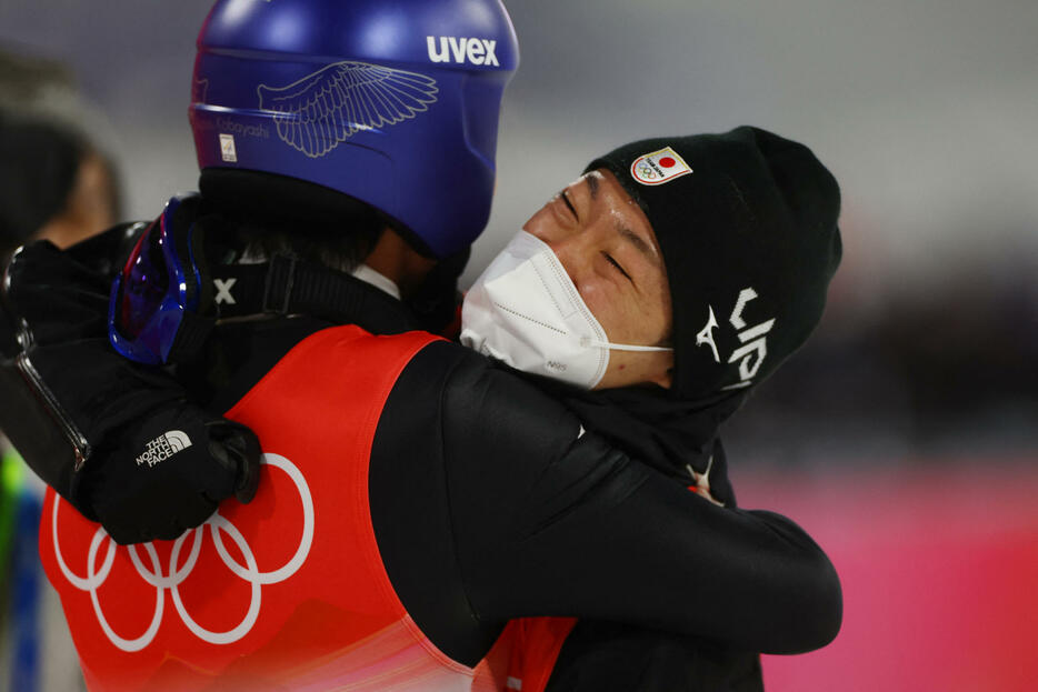 日本のエース小林陵侑がノーマルヒルでプレッシャーに打ち勝ち金メダルを獲得。日本のジャンプ勢では長野五輪以来、24年ぶりの快挙となった(写真・ロイター/アフロ）