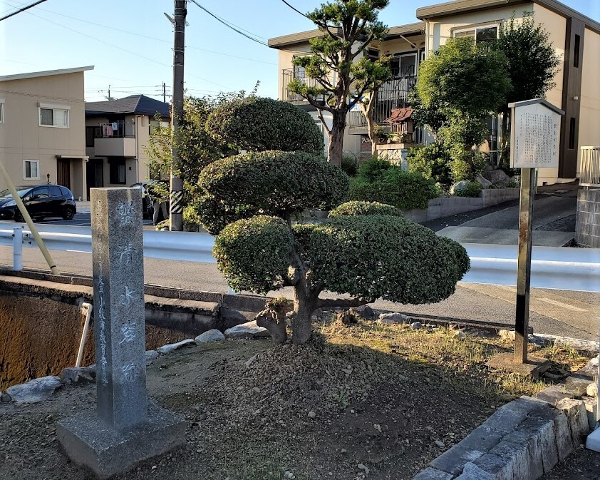 市街地にぽつんと碑が立つ家康側の蟹清水砦跡。地味な史跡の典型だ