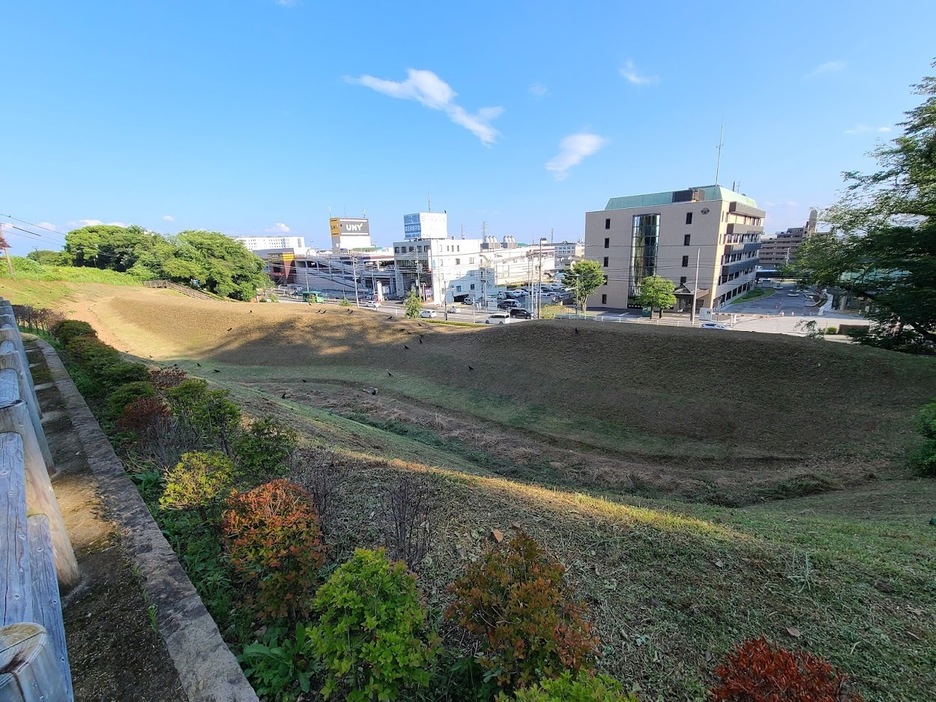 小牧市の小牧山城跡には家康が作った巨大な堀と土塁が一部復元されている