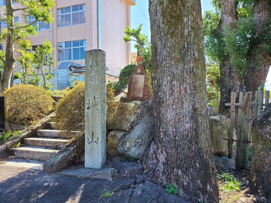 秀吉が本陣をおいた犬山市の楽田城跡。近隣集落の中に当時の城の痕跡が残る