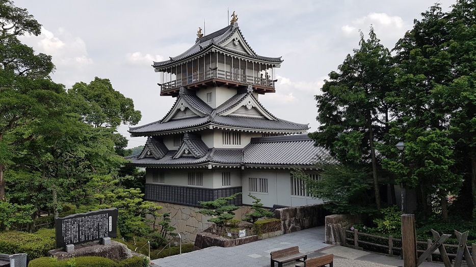 模擬城（歴史記念館）が建つ日進市の岩崎城跡には、堀や土塁が今もよく残っている